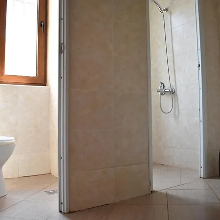 диковата къща Σπίτι διακοπών Lesidren